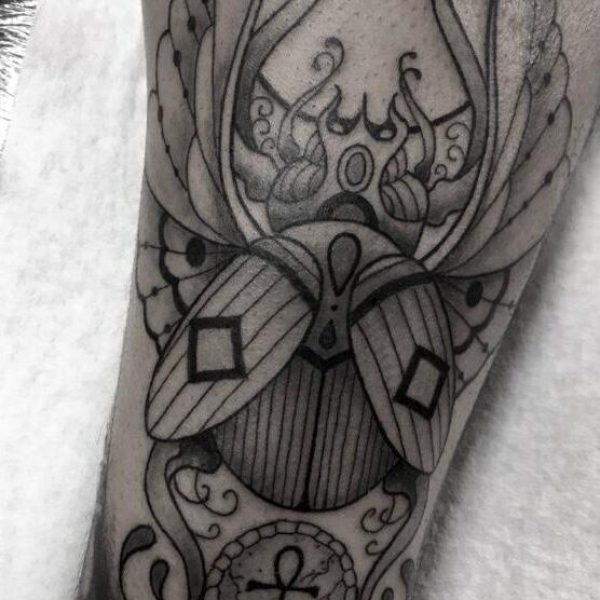 Tatuaggio realizzato presso lo studio di tatuaggi Sonos a Tortolì, via Bruxelles, 9. Il tatuaggio raffigura uno scarabeo simbolo di fortuna, rinnovamento e ricchezza migliori tatuatori sardi - tattoo traditional sardegna - bei tatuaggi ogliastra